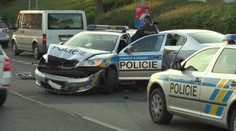 Policejní hlídka při pronásledování nabourala dvě zaparkovaná auta