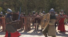 Řinčení mečů a dusot koní. U Kladna se utkaly stovky historických bojovníků