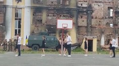 Dojemné video z Charkova: Maturanty válka nezastavila, tančili u trosek školy