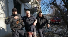 První den invaze na Ukrajinu: Zemi ovládly tvrdé boje, Zelenskyj vyhlásil mobilizaci