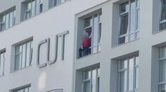 Muž, který v Táboře skočil z římsy, zemřel během převozu do nemocnice