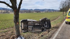 Auto skončilo ve stromě. Řidič je lehce zraněný, spolujezdec zemřel