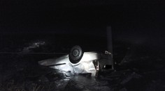 Mladík skončil s autem na střeše v rybníce, v nemocnici zemřel