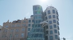 Tančící dům slaví 30 let. Stále patří k nejvýraznějším stavbám města