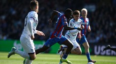 Fanynky měly posvícení. Hráč z Premier League soupeři při zápase strhnul trenky