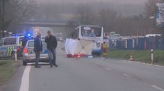 Muže přejela tři auta. Řidič kamionu ujel, dopadla ho policie