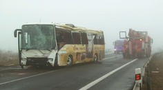 Dítě z havarovaného autobusu v Motole operovali, leží na ARO