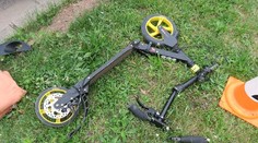 Střet auta s dítětem na koloběžce. Chlapec utrpěl vážná zranění
