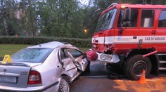 Senior vjel hasičům přímo pod kola! Cisterna auto málem rozdrtila. VIDEO