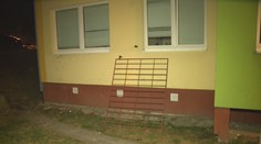 Chlapci si hráli na chodbě, jeden měl skočit z okna! Je těžce raněný