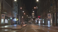 Strážníci hlídají noční ulice. První den jen v Praze řešili stovky porušení