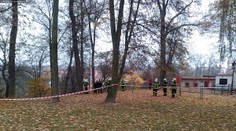 Ve Vlašimi se sesunul svah, poškodil letní kino a bránu parku
