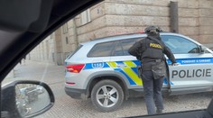 Muž vyhrožoval střelbou na filozofické fakultě. Pak utekl do centra Prahy