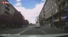 Mrazivé VIDEO: Autobus v Hradci smetl stařenku, přežila zázrakem