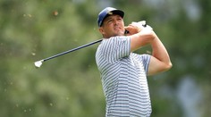 Hole-in-one přes prosklený dům. Golfista plní speciální výzvu, sledují ho miliony lidí