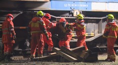 Hasiči odstranili vrak lokomotivy na Teplicku. Trať je stále neprůjezdná
