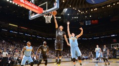 Curry se vrátil a opět zranil, hráče Denveru odvezli do nemocnice