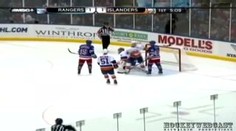 Vyk.ř mi! ukázal hráč při hádce v NHL. Trest ho neminul