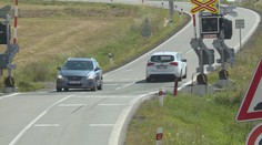 Na opraveném přejezdu si řidiči ničí auta! Oprava stála 26 milionů