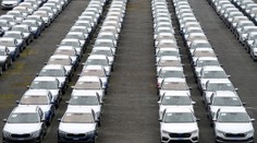Odstavné plochy jsou pořád plné nedodělaných škodovek. Je jich až 20 tisíc