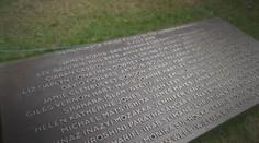 Británie si připomíná nejhorší teroristický útok v historii země. Zemřelo při něm 50 lidí