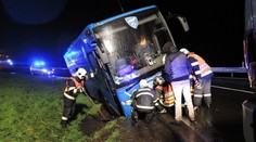 Autobus plný dětí sjel do příkopu, vyprostit ven je museli hasiči