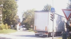 Na semaforu jasně svítila červená. Řidič kamionu i přesto nezastavil