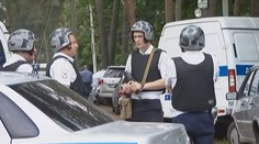 Šílenec se zabarikádoval v domě, střílel po lidech a házel granáty!