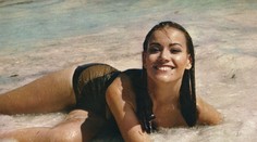 Zemřela první francouzská Bondgirl. Proslavily ji lechtivé snímky