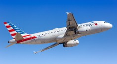 Cestující začal v letadle běsnit. K sedačce ho museli připoutat lepicí páskou