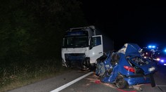 Řidič (†19) přejel do protisměru na rovině. Zemřel pod koly kamionu
