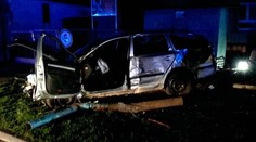 Auto narazilo do lampy, zdi, přípojky plynu a pak zabilo ženu