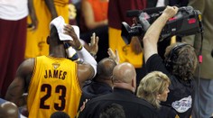 LeBron se srazil s kamerou. S tržnou ránou na hlavě nestačil