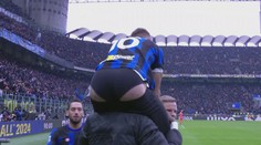 Bizarní oslava Interu. Fotbalisté stáhli trenky spoluhráči, plácali ho po zadku