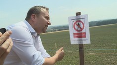 'Nebrní!': Ministr zkoušel ohradník proti šíření moru, nestalo se nic