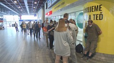 V Praze budou mít za očkování mobily, v regionech na vakcínu čekají