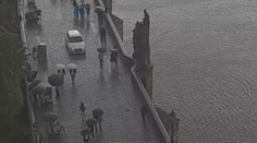Po Karlově mostě se prohánělo auto, lidé sotva stačili uskakovat