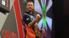 MS v šipkách navštívil nečekaný host. Vosa pomohla Cameronovi s obratem