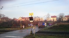 Náklaďák strhl trakční vedení. Vlaky mezi Brnem a Přerovem stojí
