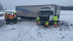Špatné počasí uzavřelo hraniční přechody. Staly se desítky nehod