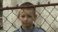 Saša (8) přišel kvůli metanolu o maminku. Teď mu zakázali rodinu