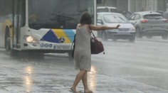 V Česku prší, jih Evropy sužují obrovská vedra. Udeřit mají čtyřicítky