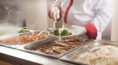 Šokující chování školní kuchařky. Záběry z kamer znechutily ředitelku i soud