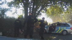 Řidič se zákazem řízení ujížděl policistům. Zběsilou jízdou ohrozil i kolemjdoucí