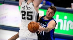 Dončič triple doublem řídil výhru Dallasu, zářil také Litevec z Memphisu