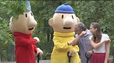 Pat a Mat se ohání lopatkami v botanické zahradě. Podaří se jim zasadit dub?