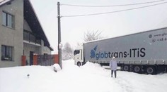 VIDEO: Rodinu před domem čekalo překvapení. Na zahradě jí uvízl kamion