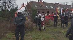 Německým policistům se podařilo vyhnat všechny aktivisty. Protesty pokračují