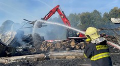 Požár haly v Turnově je skoro uhašen. Hasiči se postupně rozjíždí domů