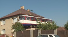U domu v Jihlavě mají netradiční atrakci. Na garáž si dali tramvaj